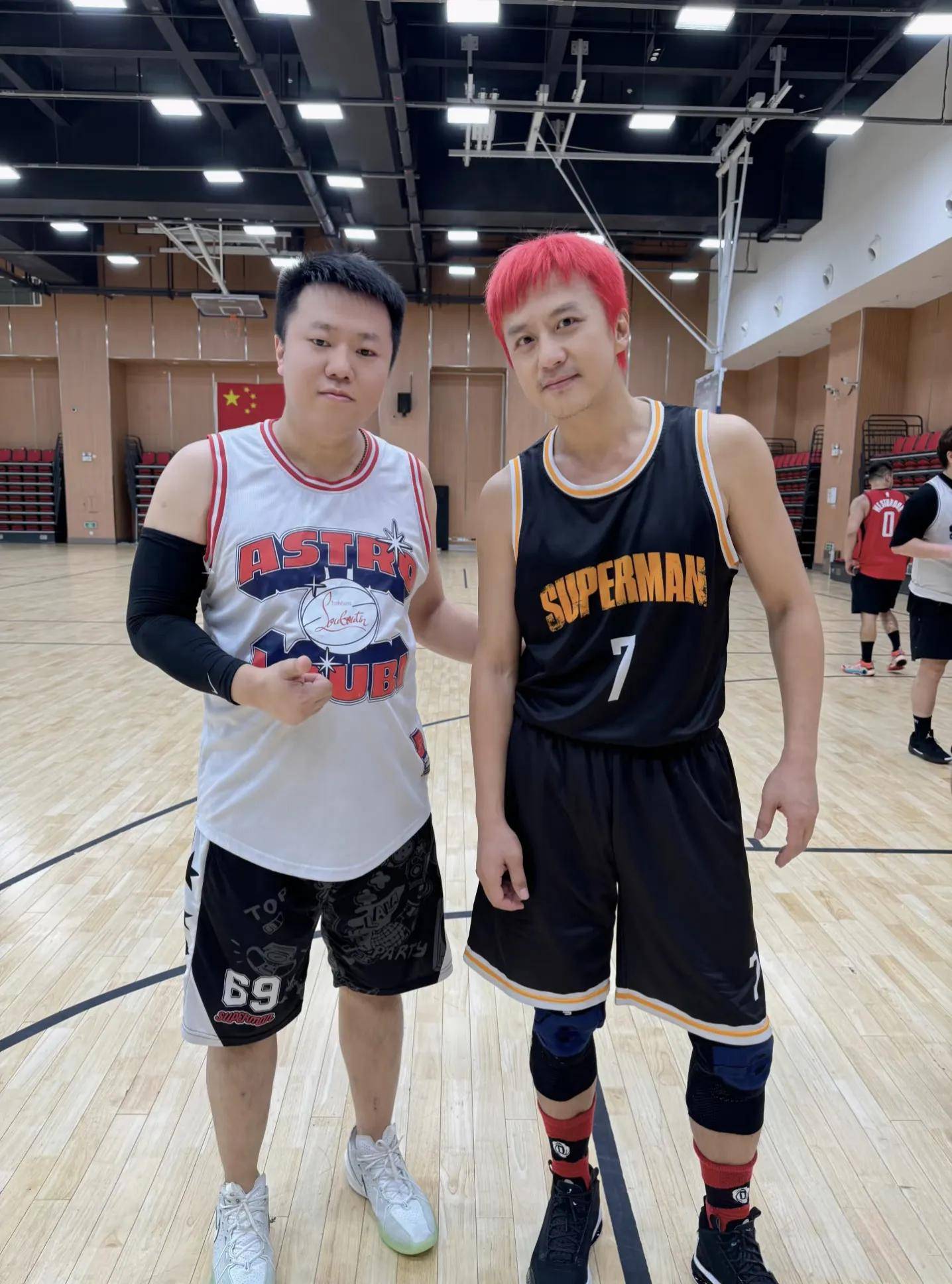 篮球赛事吸引了全球观众的目光