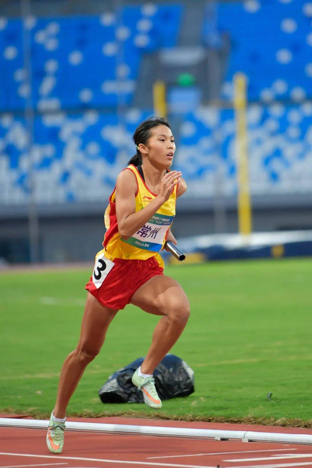 包含田径女将夺金，速度之争引无数期待的词条