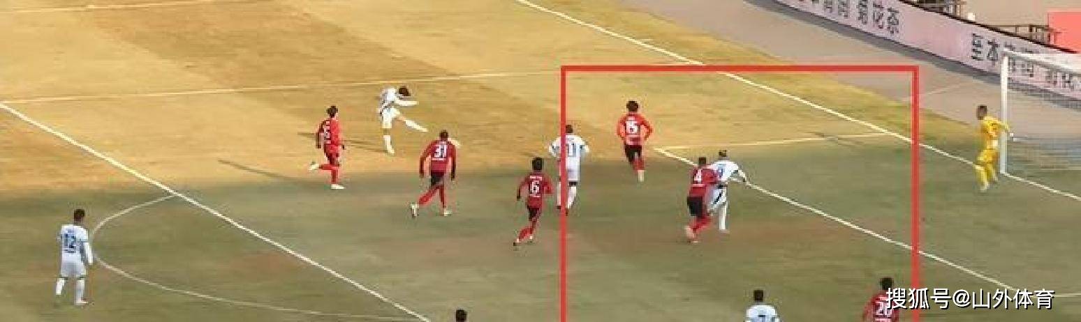 比赛中出现争议判罚,影响战局走势 比赛中出现争议判罚,影响战局走势